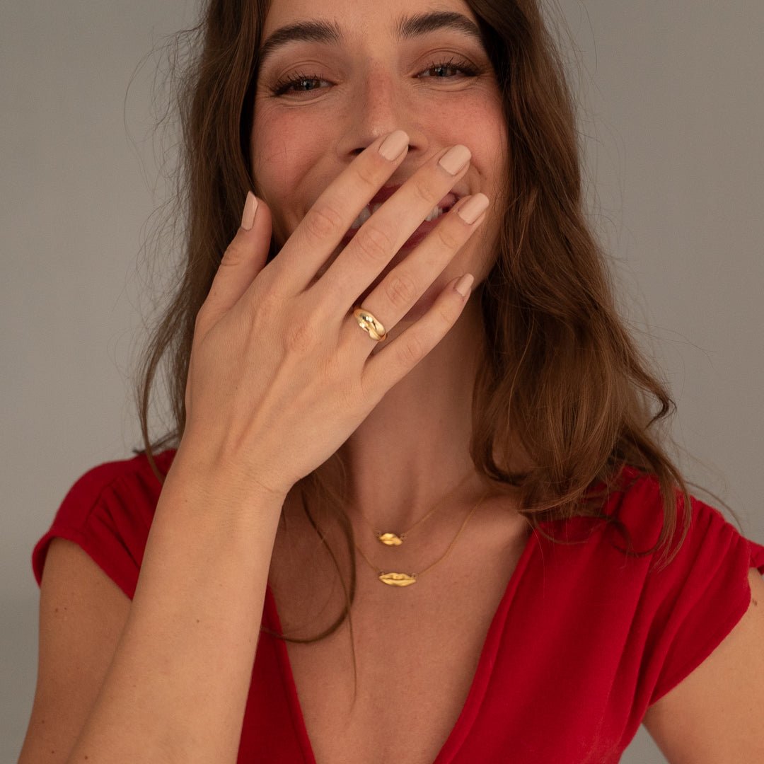 Gold Classic Kiss Ring | Custom Beautiful Meaningful Jewelry - ilMio Jewelry